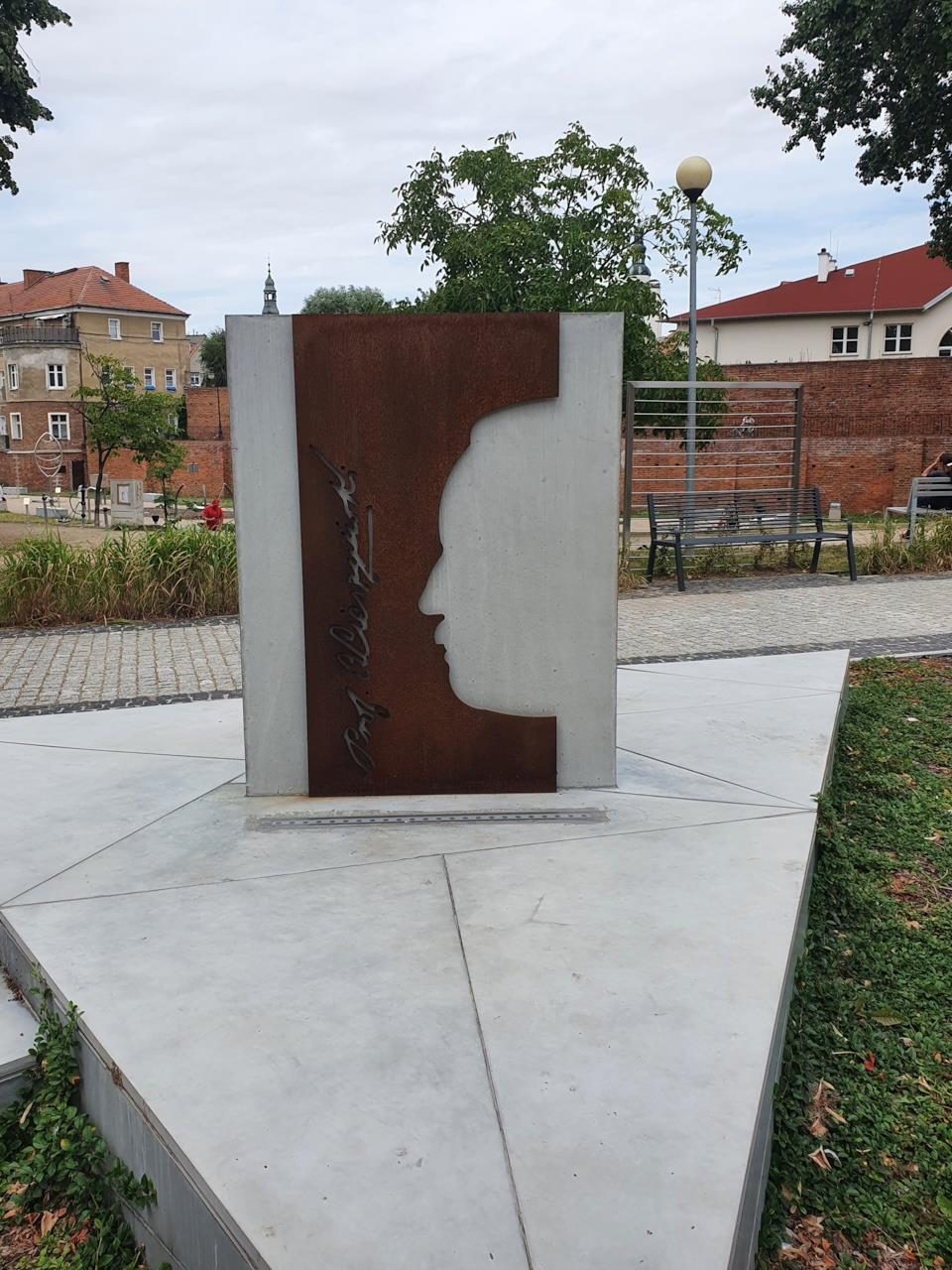 Antoni Cieszynski's monument, Olesnica - 01.jpg
